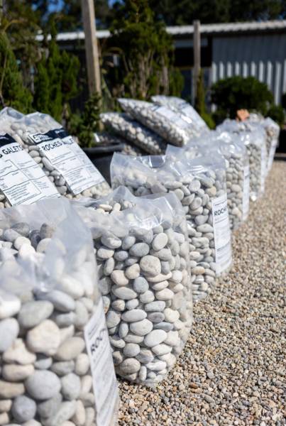 Vente galets blancs en vrac pour aménagement jardin à Marseille 13011