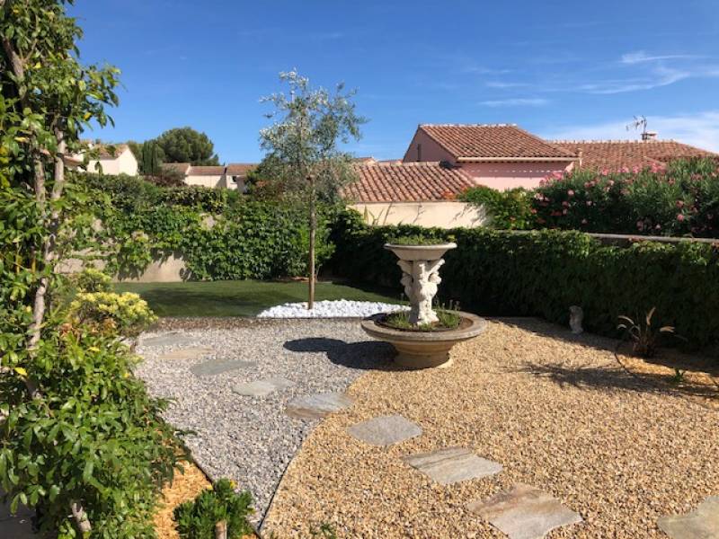 Allée de jardin avec pas japonais en Luserne et galets jaunes