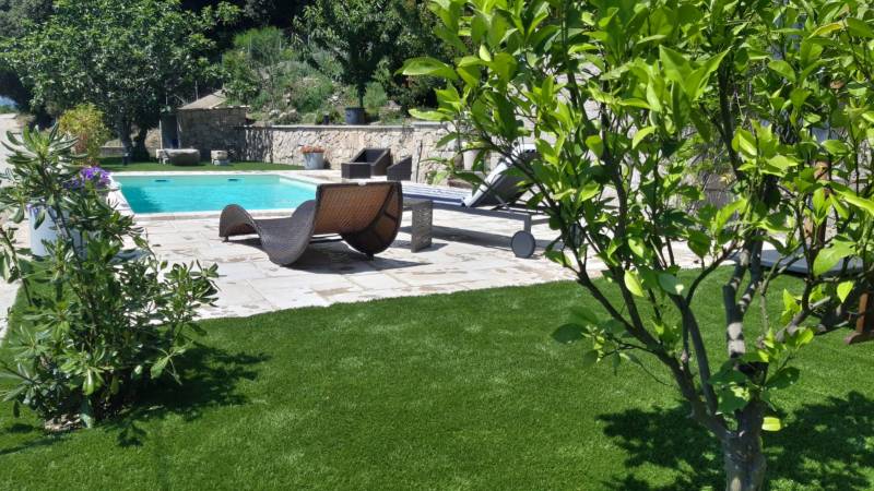 Plage de piscine en gazon synthétique