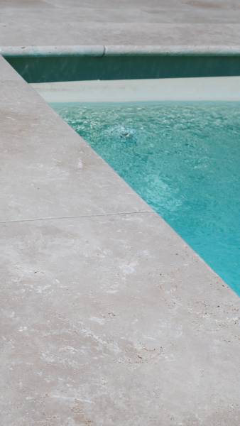 Piscine en travertin naxos
