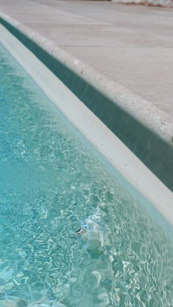 Bordure piscine en travertin naxos