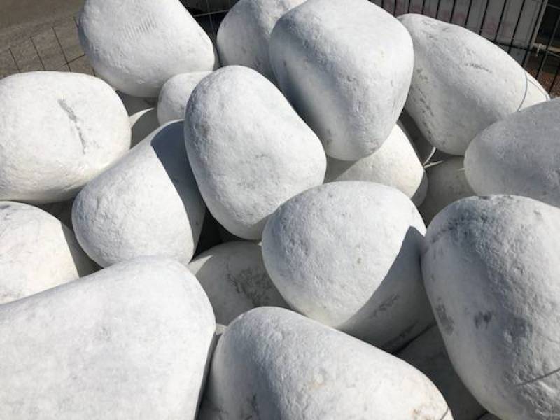 15% de remise sur les galets en marbre blanc de Carrare pour sublimer vos extérieurs