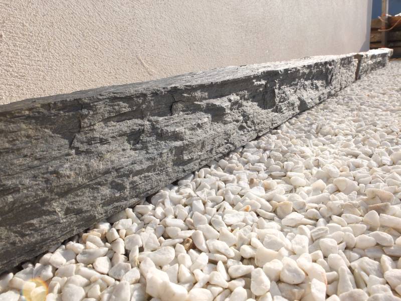 Bordure en piquets de schiste