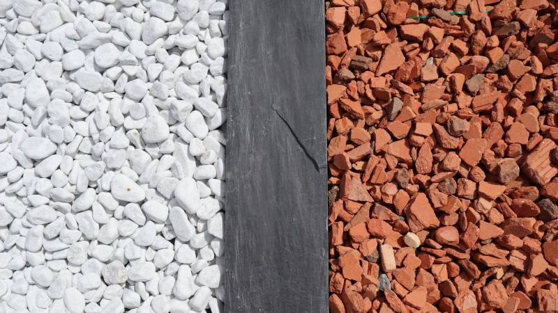 Bordure Alix en ardoise avec galet blanc et brique pilée