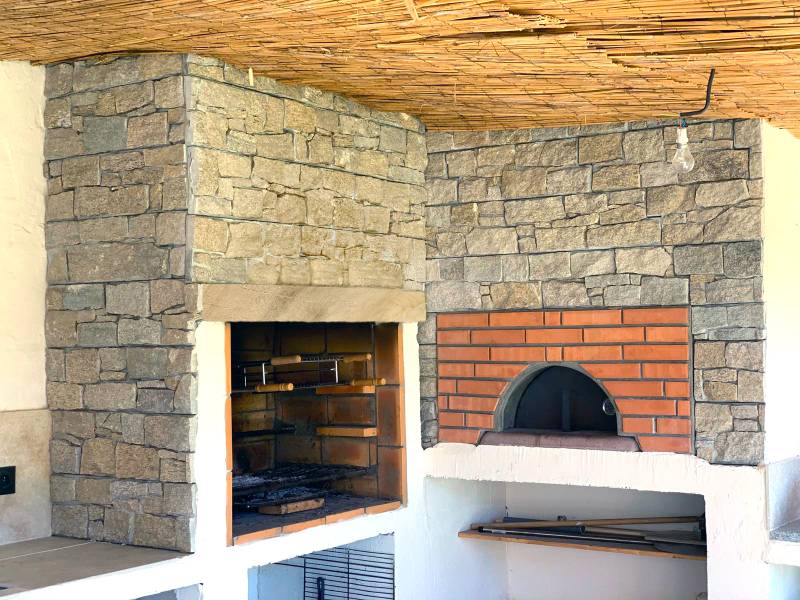 Four à pizza extérieur en pierre naturelle