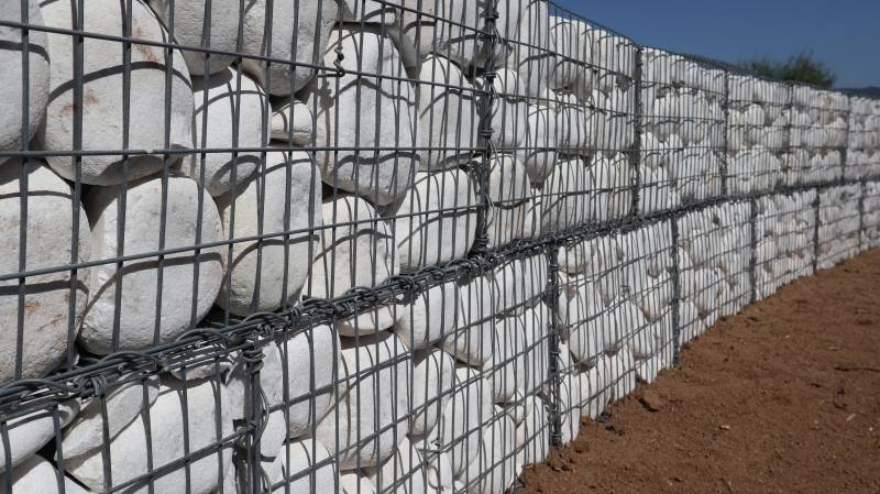 Mur de soutènement en gabions et galets
