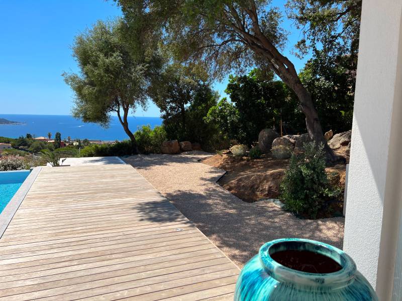 Aménagement extérieur en gravier calcaire beige près de Porticcio en Corse