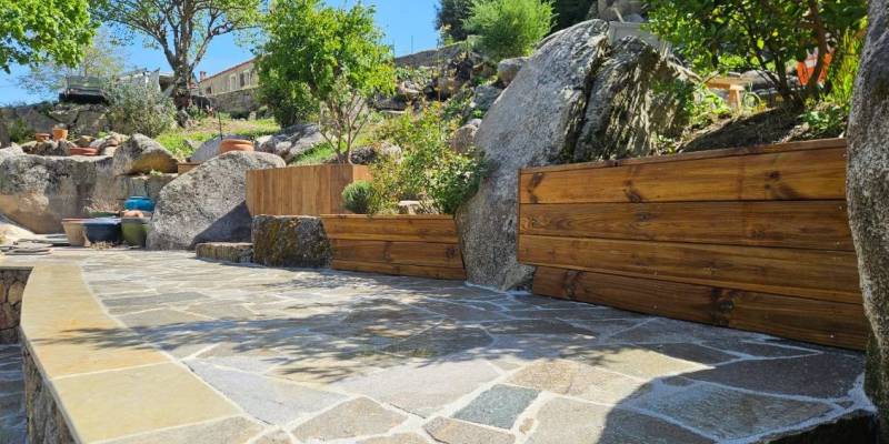 Terrasse en opus incertum pierre de Luserne gris beige 