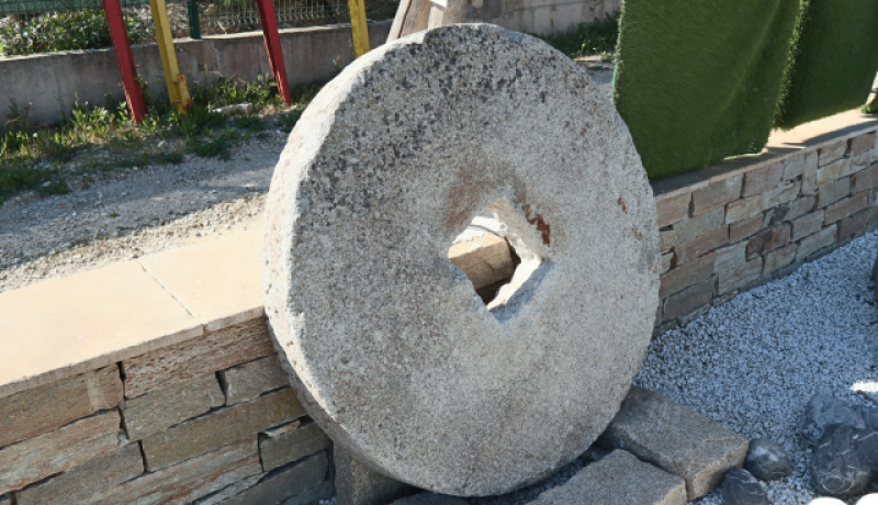 Meule calcaire décorative pour jardin et aménagement paysager Le Rove