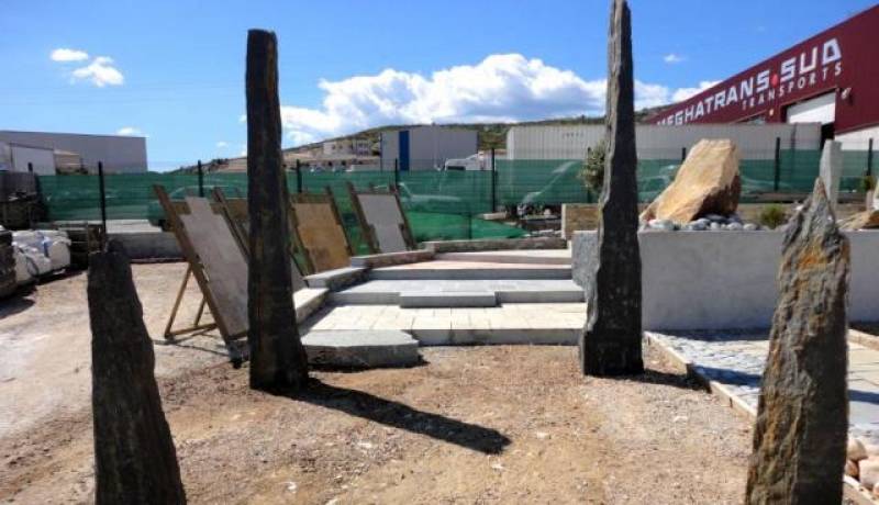 Monolithe en schiste pour décoration extérieure au Rove