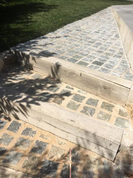 Escaliers pavés en pierre de Luserne
