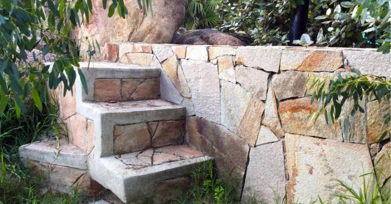 Escaliers et muret en opus incertum quartzite jaune