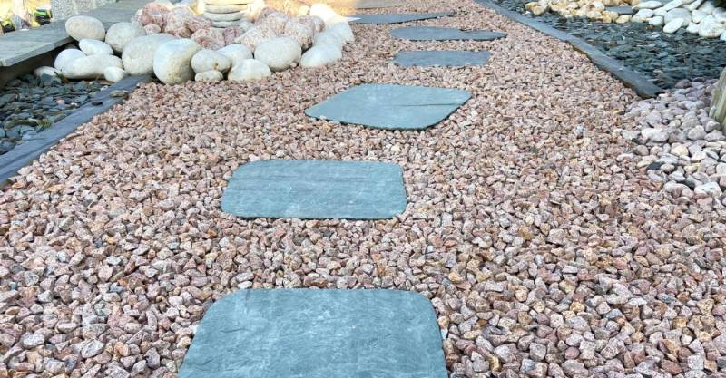 Pas japonais ardoise verte pour allée de jardin Aix en Provence