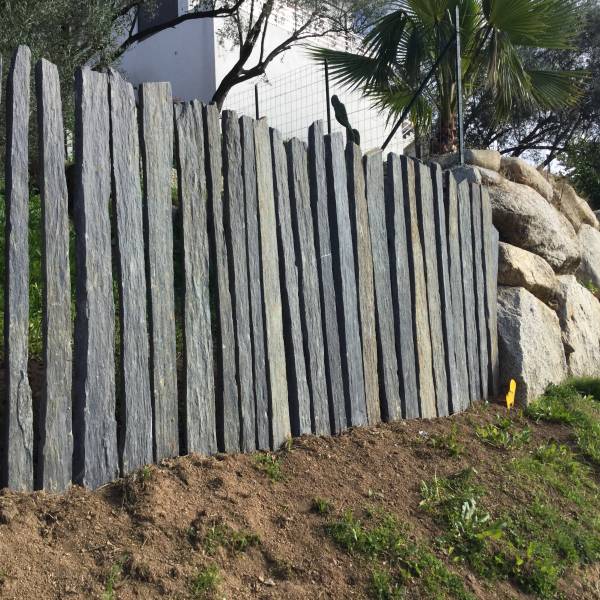 Piquet de schiste naturel à bouts bruts pour jardin et clôture