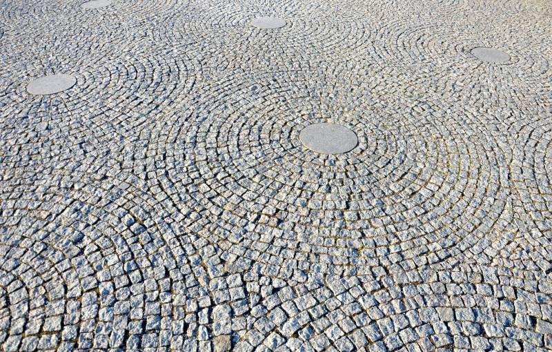 Sol extérieur en pavés de granit gris