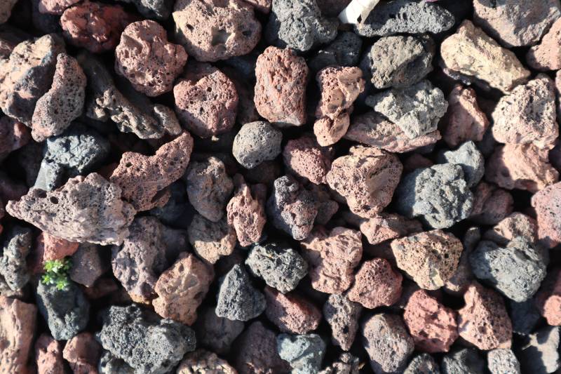 Pouzzolane rouge et noire pour paillage naturel drainant et esthétique à Marseille, Ajaccio et dans toute la France