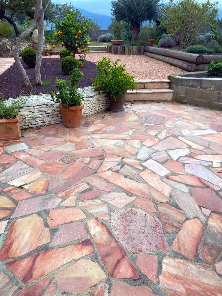 Terrasse en Opus Incertum rose du Brésil