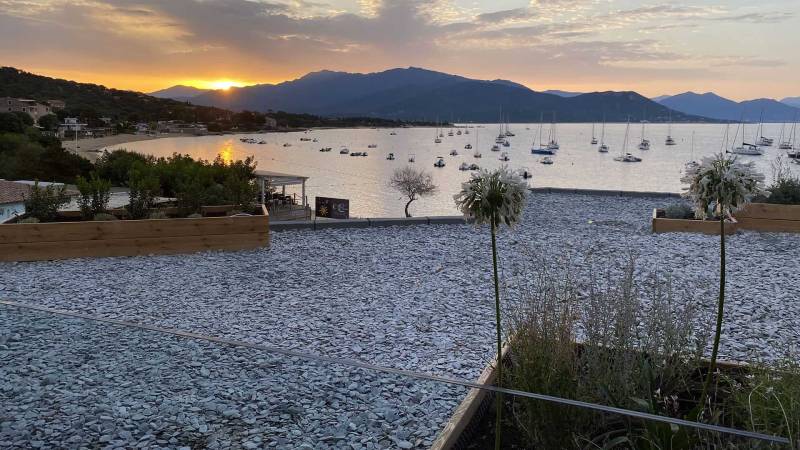 Toit terrasse en paillettes de schiste ardoisier Porto-Polo Corse-du-Sud